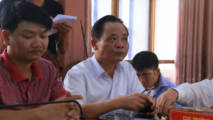 Ông Vũ Văn Sử, Giám đốc Sở GD-ĐT tỉnh Hà Giang (áo trắng) tại họp báo công bố kết quả rà soát bất thường điểm thi THPT quốc gia năm 2018. Ảnh: Vietnamnet