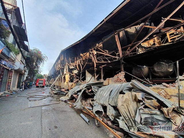 Sau sự cố ô nhiễm môi trường cháy nhà máy Rạng Đông, Chủ tịch UBND TP Hà Nội yêu cầu khẩn trương di dời nhà máy đến cơ sở sản xuất mới. Ảnh: Trần Thường