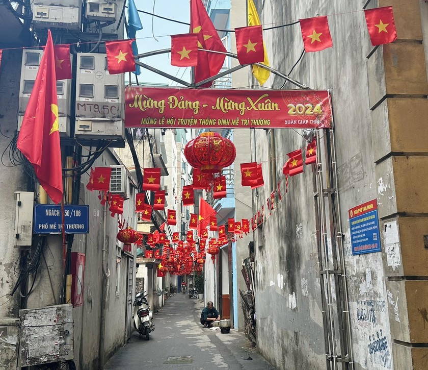 Các con ngõ nhỏ cũng được trang hoàng rực rỡ.