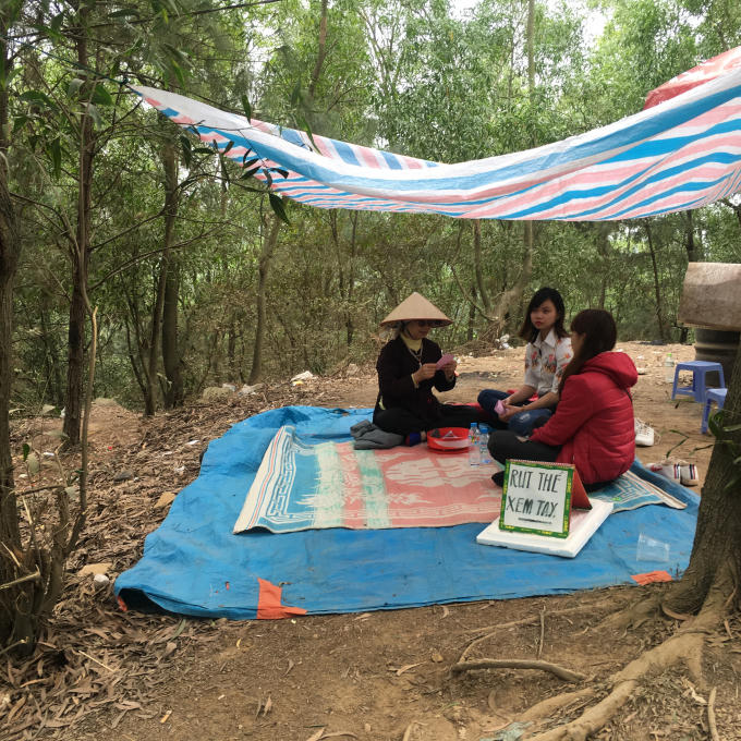 Dịch vụ bói toán ngang nhiên hoạt động.