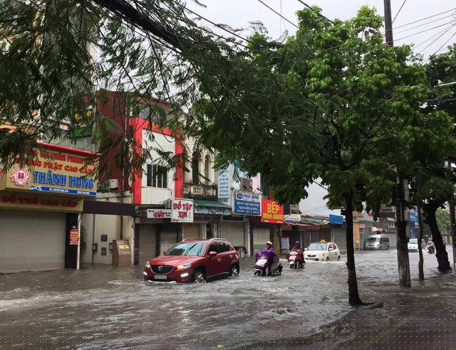 Đường Lê Lợi và Lương Khánh Thiện, Hải Phòng ngập khá sâu khiến người dân gặp nhiều khó khăn khi di chuyển