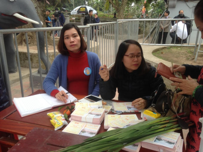 Du khách công đức tại đền Trần.