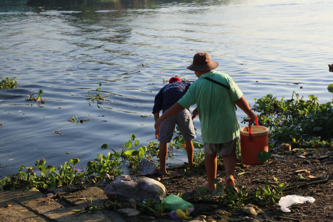 Chờ sẵn ngay trên bờ.