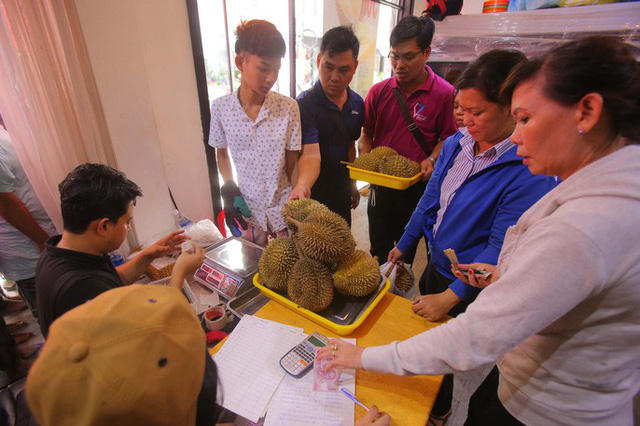 Xếp h&agrave;ng chờ tới lượt mua sầu ri&ecirc;ng ăn trả hạt ở TP HCM