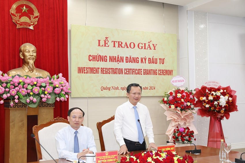Ông Cao Tường Huy, Chủ tịch UBND tỉnh Quảng Ninh phát biểu tại lễ trao giấy chứng nhận đăng ký đầu tư.