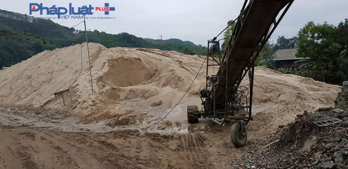 Cát vừa bơm dưới tàu lên còn sũng nước.