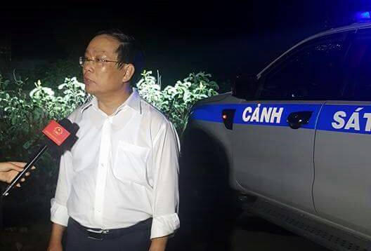 Ông Nguyễn Văn Cao - Chủ tịch UBND tỉnh Thừa Thiên Huế trong đêm khuya có mặt tại hiện trường chỉ đạo công tác cứu nạn cứu hộ, khắc phục hậu quả sau vụ tai nạn.
