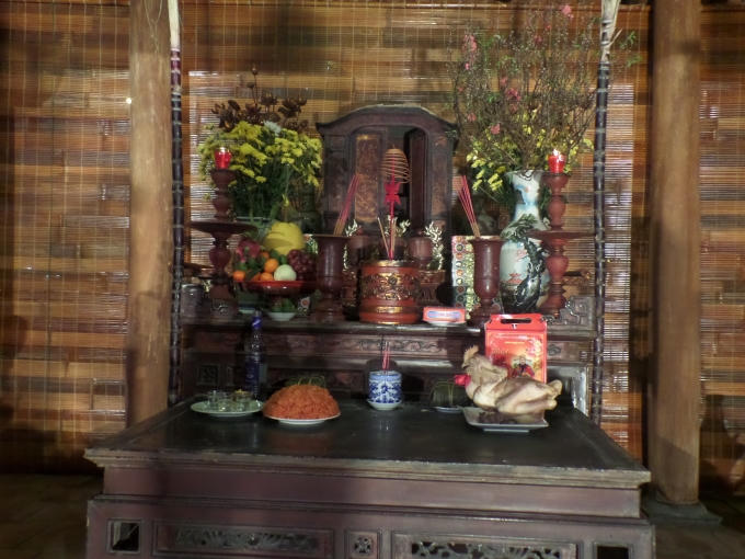 Bàn thờ phải để những đồ chay tịnh bởi bàn thờ tượng trưng cho tầng trời.