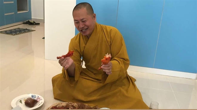 Hình ảnh ông Nguyễn Minh Phúc mặc áo tu sĩ Phật giáo nhưng ăn thịt và có những hành động, phát ngôn trái với truyền thống Phật giáo Việt Nam.