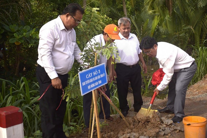 Sau lễ phát động, các đại biểu trồng 400 cây me chua