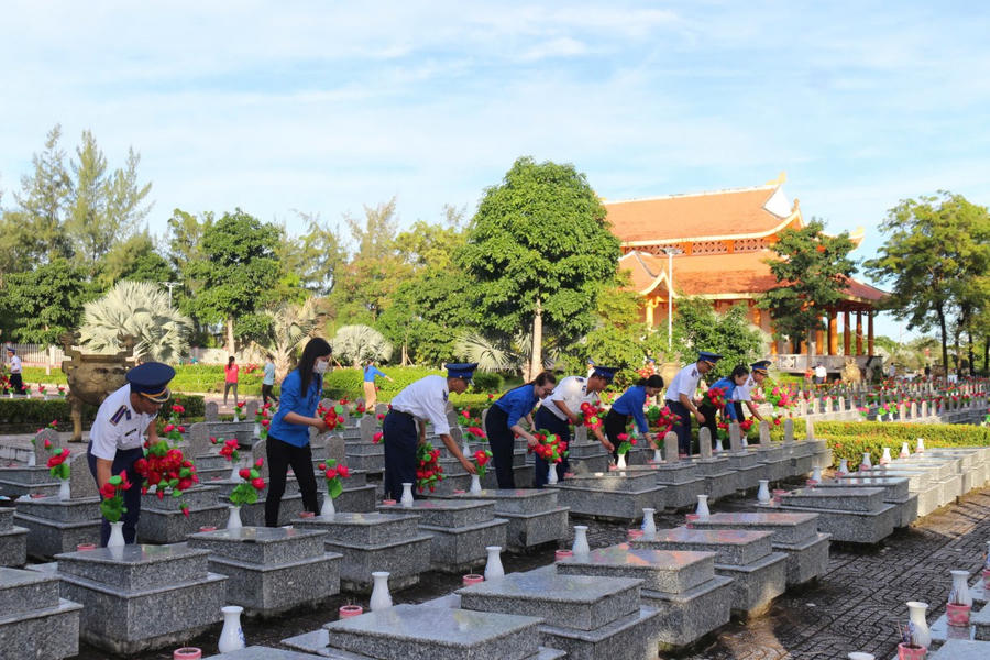Cán bộ, chiến sĩ Hải đoàn 42 viếng Nghĩa trang Liệt sĩ huyện Năm Căn