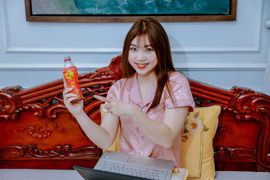 Dù nóng trong người do áp lực công việc hay thiếu ngủ vì thức đêm, nhiều bạn trẻ vẫn dễ dàng “biến hình” trở nên tươi tắn vào sáng hôm sau nhờ thanh lọc cơ thể với các đồ uống làm mát như Trà thanh nhiệt Dr Thanh.