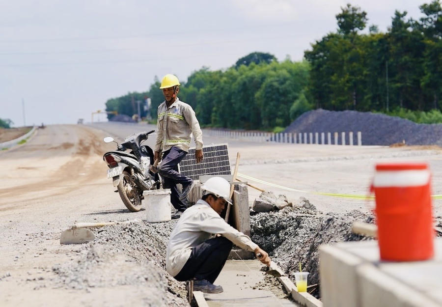 Trên công trường, công nhân đang làm việc “3 ca, 4 kíp” kíp để tăng sản lượng dự án.