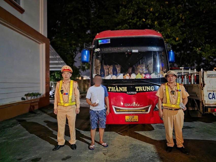 CSGT tỉnh Tuyên Quang kiểm tra, xử lý tài xế dương tính với ma túy. (Ảnh: Công an Tuyên Quang).