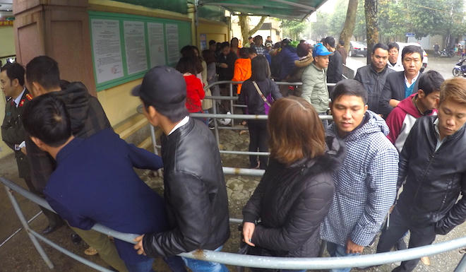 Dòng người xếp hàng trật tự chờ đến thứ tự để được làm các thủ tục cấp, đổi giấy thông hành, hộ chiếu trong những ngày đầu năm mới để kịp "xuất ngoại".