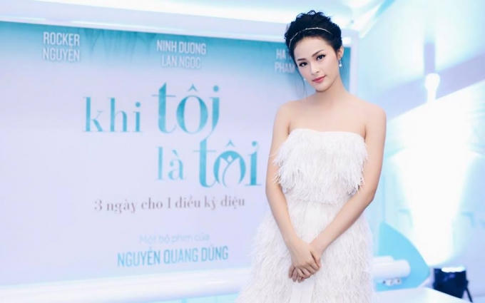 Mặc dù vậy nhưng cô vẫn luôn xinh đẹp và vui vẻ tại các sự kiện.