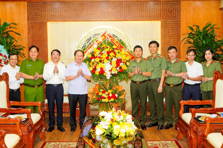 Bí thư Thành ủy Hải Phòng tặng hoa chúc mừng Công an TP Hải Phòng nhân Ngày truyền thống lực lượng Công an nhân dân.