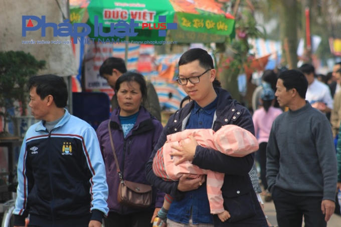 Dòng người dồn về đền Trần đầy đủ các tầng lớp, từ người già đến trẻ nhỏ.