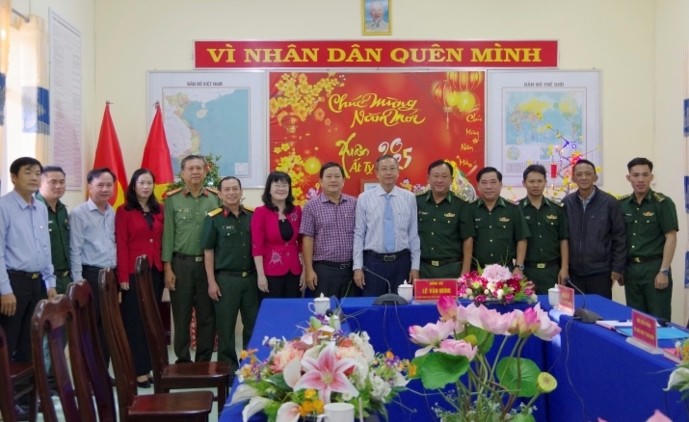 Các đại biểu chụp ảnh lưu niệm