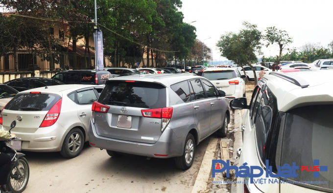 Lượng xe ra vào tại bãi trông xe ô tô trái phép ở đường Đặng Thai Mai (gần phủ Tây Hồ) tấp nập đã khiến giao thông tại đây thường xuyên ách tắc.