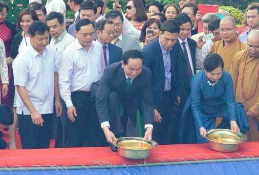 Chủ tịch nước thả c&aacute; ch&eacute;p tr&ecirc;n s&ocirc;ng S&agrave;i G&ograve;n
