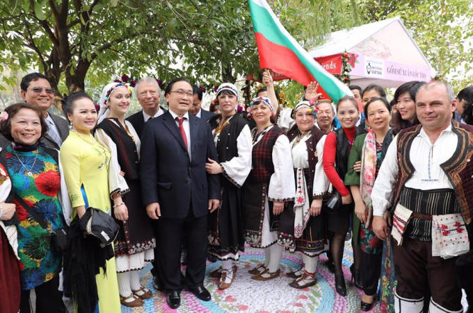 Lãnh đạo thành phố Hà Nội cùng đại sứ quán Bulgaria, người dân Việt Nam và ban nhạc Bulgaria chụp ảnh lưu niệm.