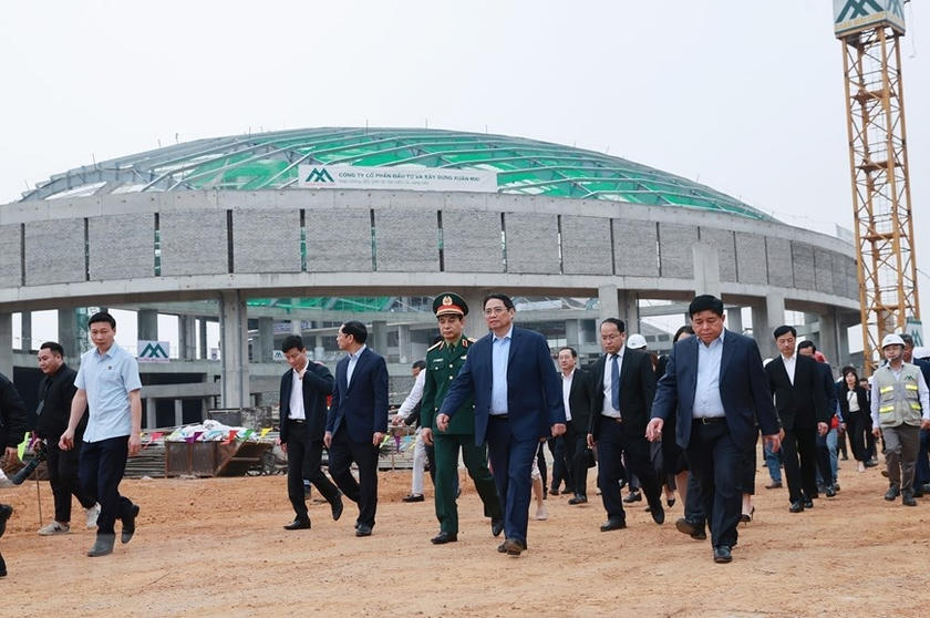 Thủ tướng Phạm Minh Chính thăm công trường dự án NIC tại Khu Công nghệ cao Hòa Lạc (ảnh: TTXVN)