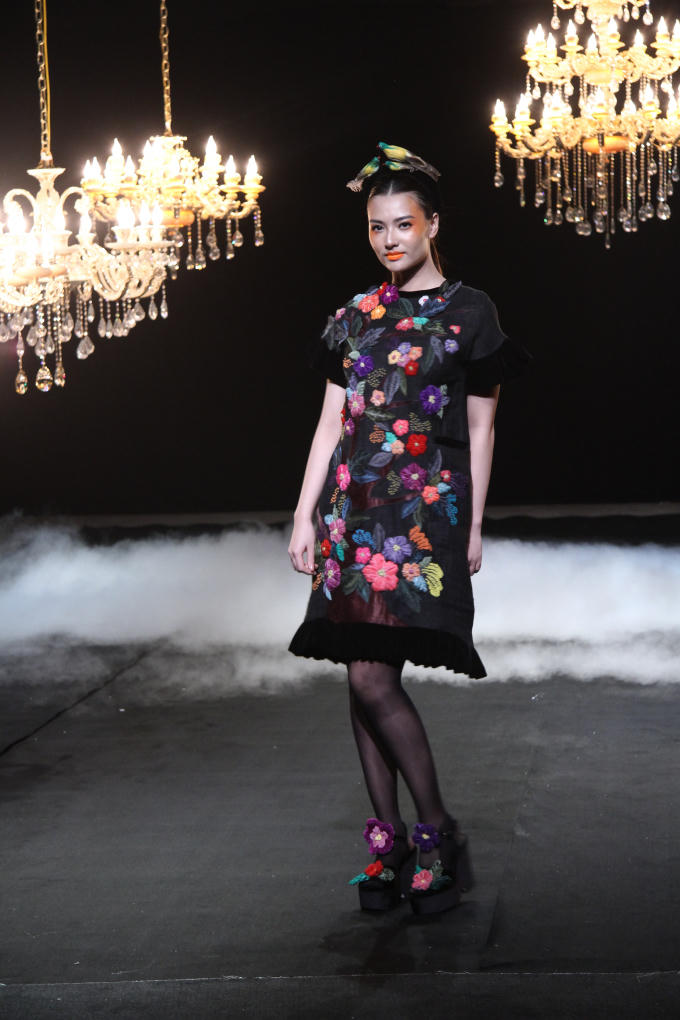 Người mẫu Hồng Quế tự tin trong trang phục thiết kế của NTK Minh Hạnh