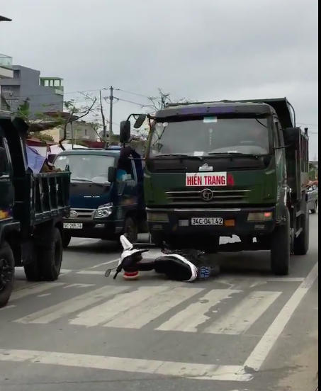 Chiếc xe tải húc đổ xe CSGT.