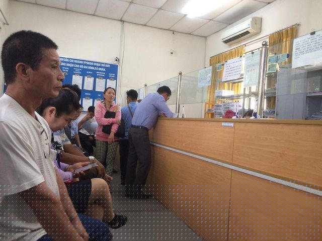 Người dân đến làm thủ tục hành chính tại Văn phòng đăng ký đất đai chi nhánh Thủ Đức (ảnh minh họa)