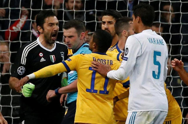 Buffon phản ứng dữ dội quyết định thổi phạt đền của trọng tài Michael Oliver.