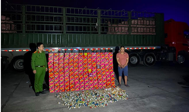Đối tượng Lương Ngọc Tùng cùng tang vật 458 hộp pháo và 980 quả pháo lựu đạn do Trung Quốc sản xuất