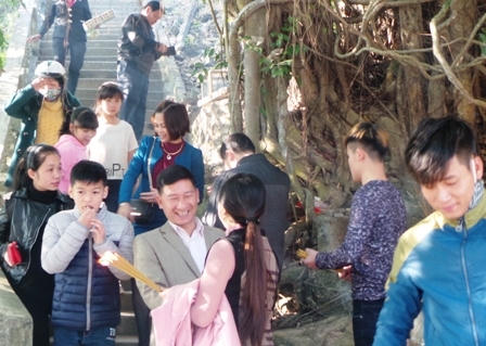 Ngôi đền có vị trí đặc biệt, nằm cheo leo bên bờ sông Chu, thu hút một lượng lớn khách vào dịp đầu năm.