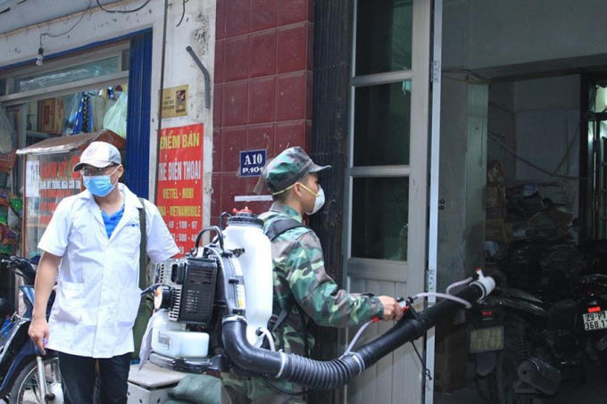 Phun thuốc diệt muỗi để phòng chống sốt xuất huyết tại các nhà dân.