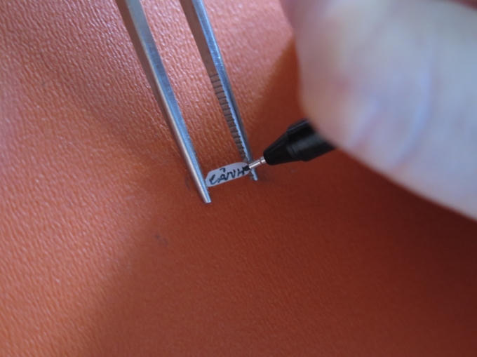 Khắc t&ecirc;n người th&acirc;n l&ecirc;n hạt gạo