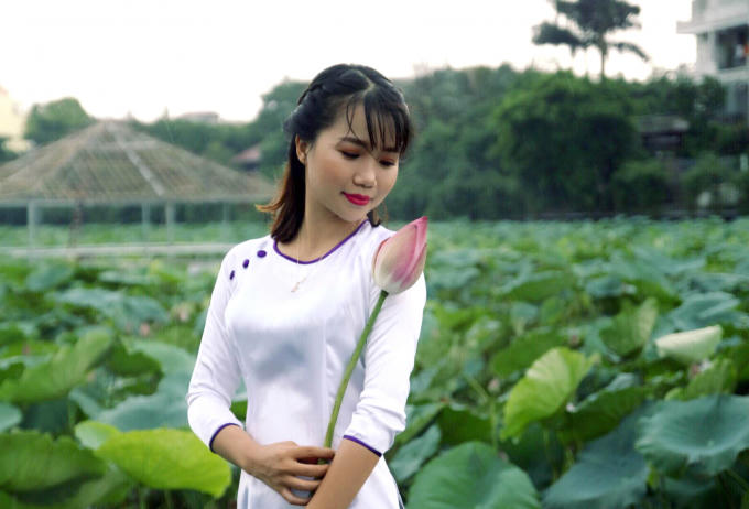 Quỳnh Anh, hiện đang sinh sống và làm việc tại Hà Nội chia sẻ “Mình rất thích hoa sen, bởi nó mang lại cảm giác tinh khôi, nhẹ nhàng. Dường như năm nào cũng vậy, cứ mỗi khi mùa sen đến mình lại tới những hồ sen ở Hà Nội để chụp ảnh”.