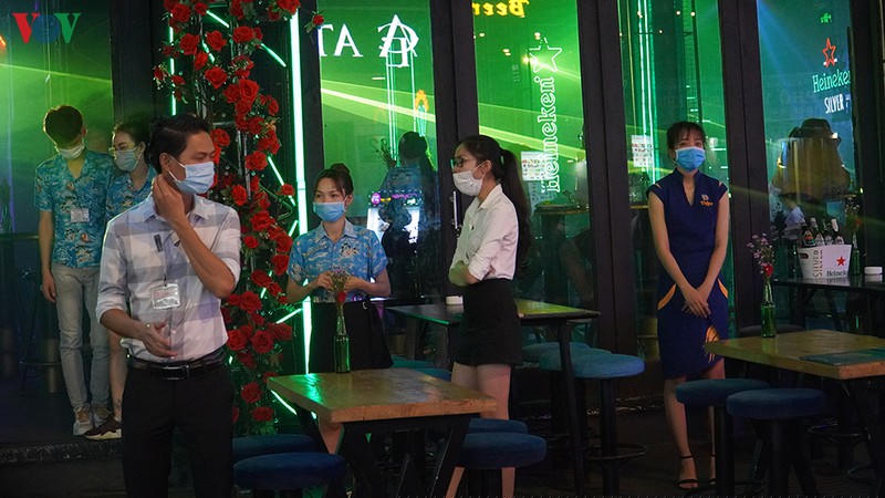 Và nhân viên mới đeo khẩu trang