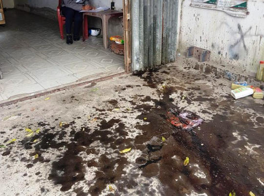 Chất bẩn lênh láng trước nhà bà Dịu.