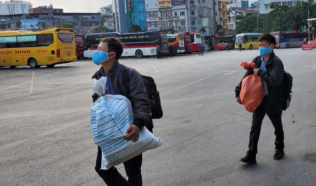 Anh Lê Thanh Đức cùng em trai về quê sau 3 tháng làm việc tại Hà Nội 