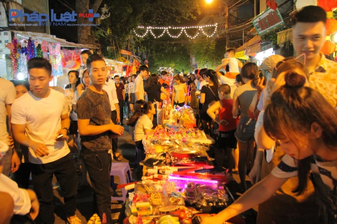 Mặc dù mới chỉ 20h, tuy nhiên lượng khách đổ về các khu phố cổ đã tăng lên rất nhiều.