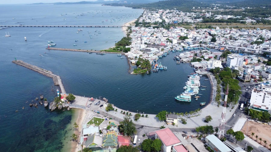 TP Phú Quốc nhìn từ trên cao