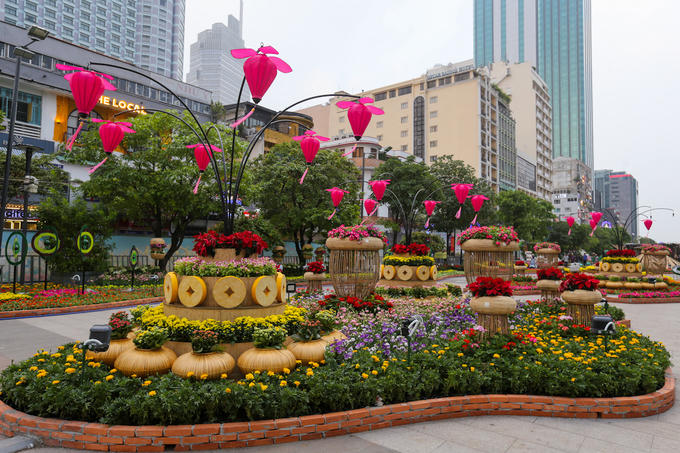 Năm nay, đường hoa sử dụng nhiều chất liệu thiết kế mới, cùng việc đưa hệ thống chiếu sáng tân tiến và công nghệ chụp hình thực tế ảo vào hoạt động.