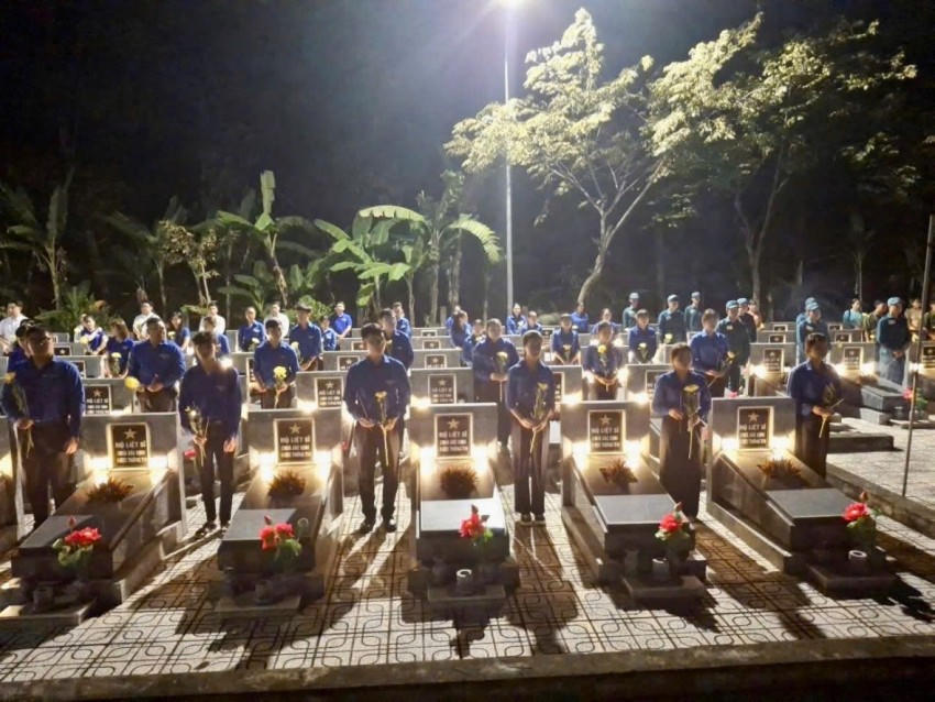 Thanh niên trẻ nhớ ơn thế hệ cha ông đã anh dũng hi sinh vì độc lập tự do.