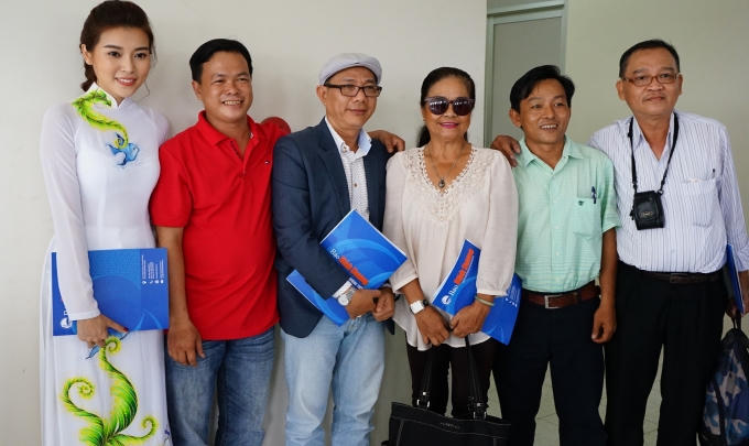 Nghệ sĩ Trung Dân, Tú Trinh (giữa) chụp hình lưu niệm với các phóng viên.