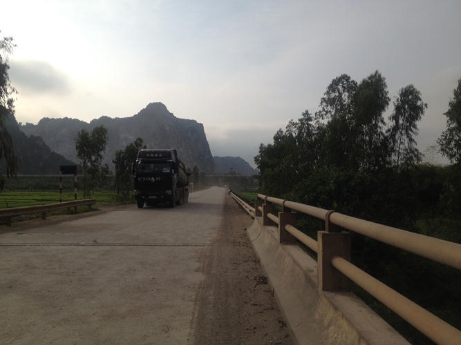 Xe chở đất đá phục vụ cho nhà máy xi măng sông gianh.