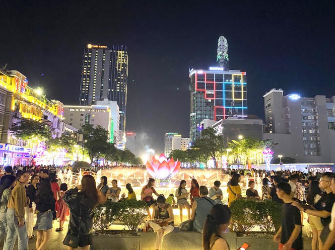 Trên phố đi bộ Nguyễn Huệ trong những ngày cách ly xã hội cũng khá vắng, khác hẳn những ngày trước khi có dịch bệnh COVID-19. 2