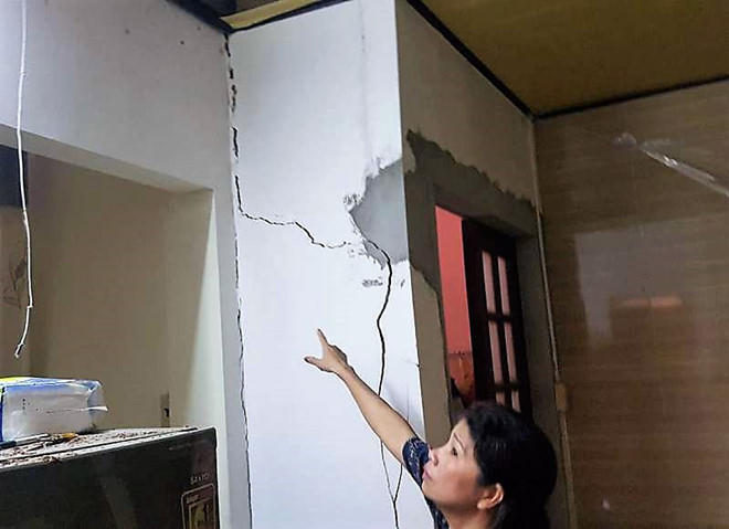 Nhà bếp bà Liên bị sập trần, tường nhà bếp và nhà vệ sinh có nhiều vết nứt, có nguy cơ tiếp tục sập đổ. ẢNH: BÙI NG.LONG.