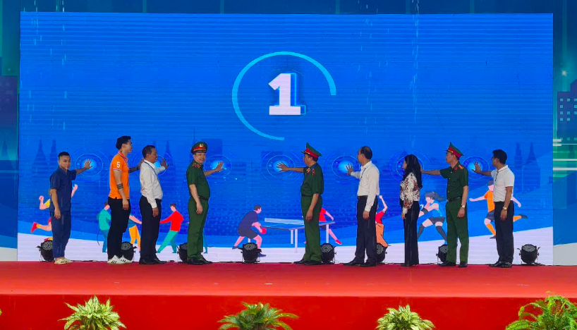 Các Đại biểu cùng nghệ sỹ, cầu thủ và học viên nhấn nút phát động chương trình. Ảnh: Quốc Khánh
