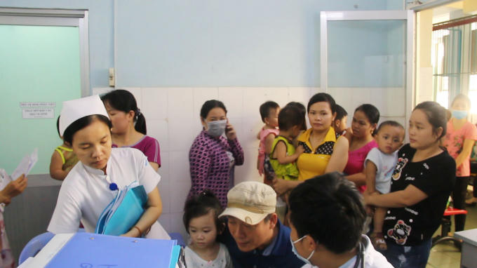 Chỉ cần vừa đặt chân tới khoa Nhiễm – thần kinh, đã nghe thấy tiếng khóc của trẻ vang lên. Từ hành lang phòng cấp cứu của khoa, các ông bố bà mẹ bế những đứa trẻ vẻ mặt mệt mỏi, chờ tới lượt bác sĩ gọi vào khám.