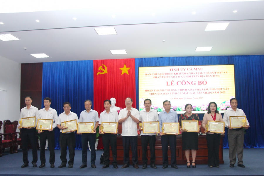 Ông Nguyễn Hồ Hải – Bí thư Tỉnh ủy Cà Mau, trao Bằng khen cho các đơn vị đã có nhiều đóng góp hoàn thành Chương trình xóa nhà tạm, nhà dột nát năm 2025 (ngày 23/7).